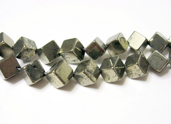 10 Stück Edelstein Pyrit 8 mm Würfel diagonal gebohrt